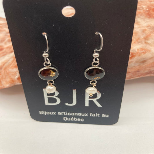 Boucles d'oreilles  BJR noires avec feuilles d’or :  acrylique, résine et vraies perles