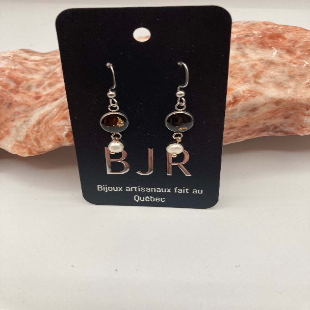 Boucles d'oreilles  BJR noires avec feuilles d’or :  acrylique, résine et vraies perles