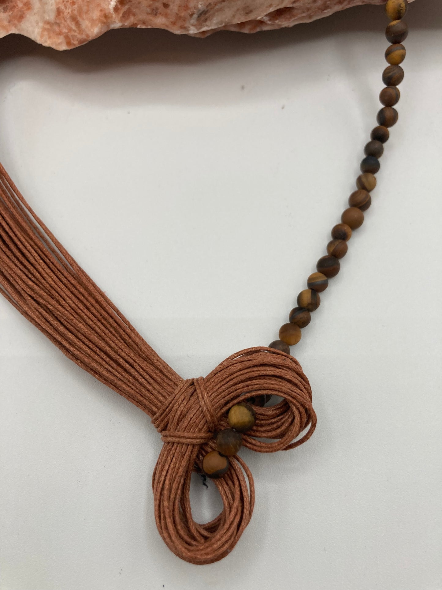 Collier asymétrique en fils de coton et pierres semi-précieuses