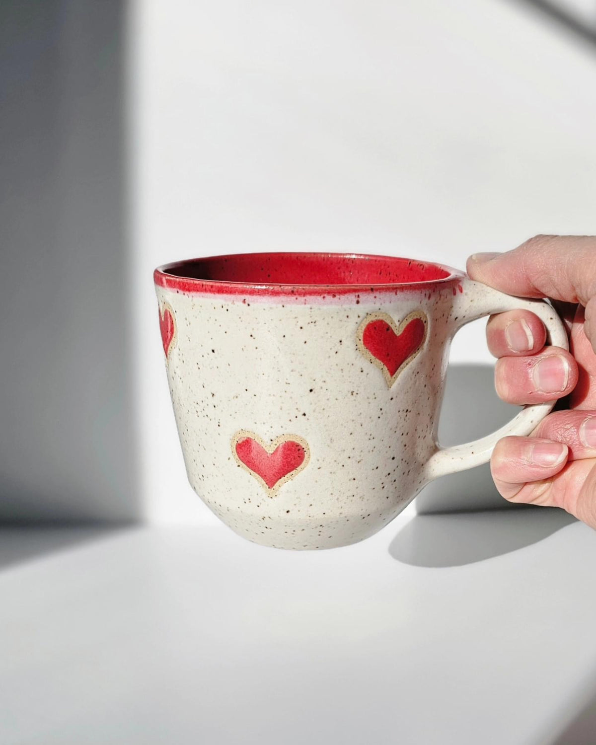 Tasse céramique avec coeur rouge