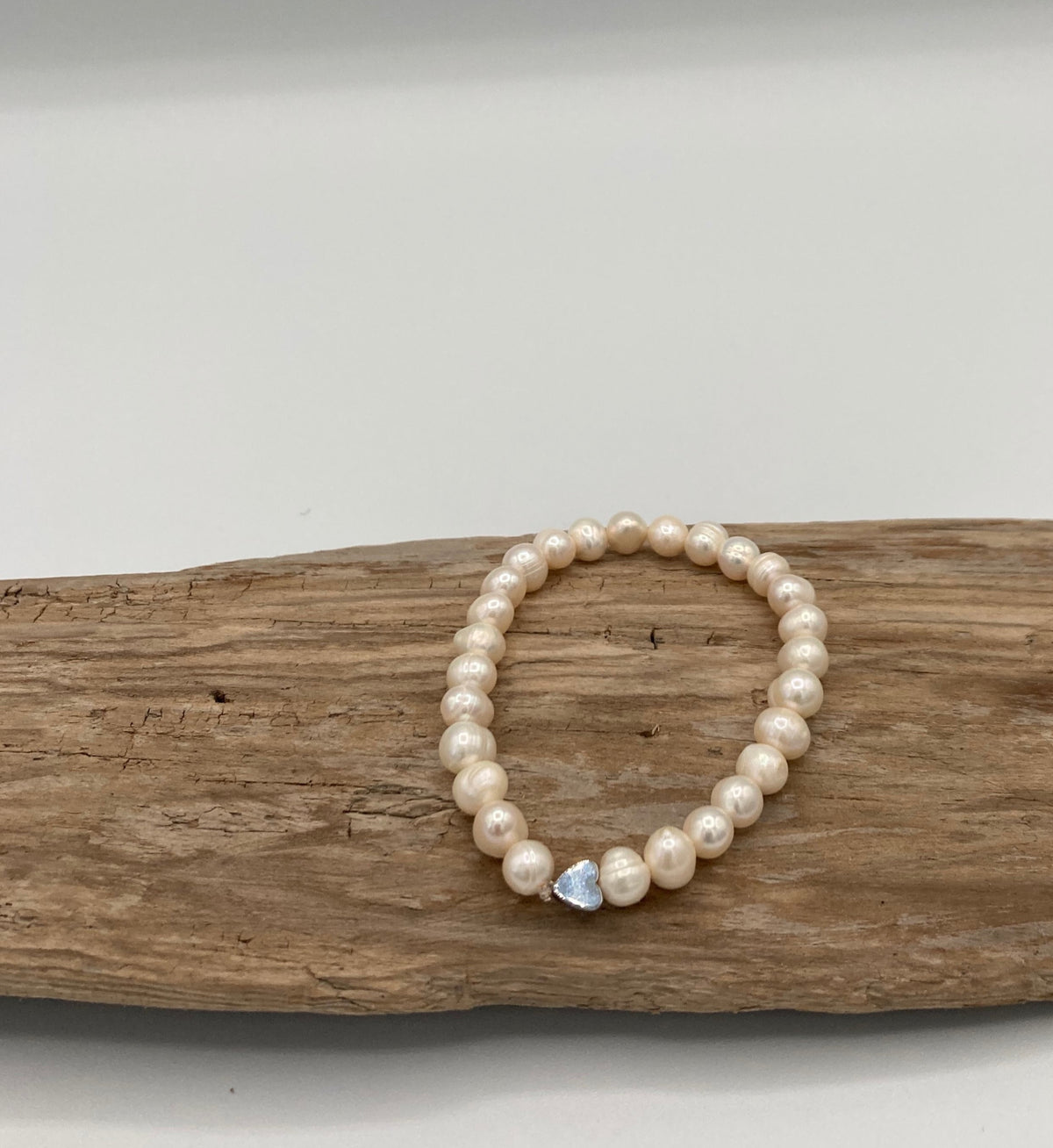 Bracelet de vraies perles d&#39;eau douce blanches avec coeur