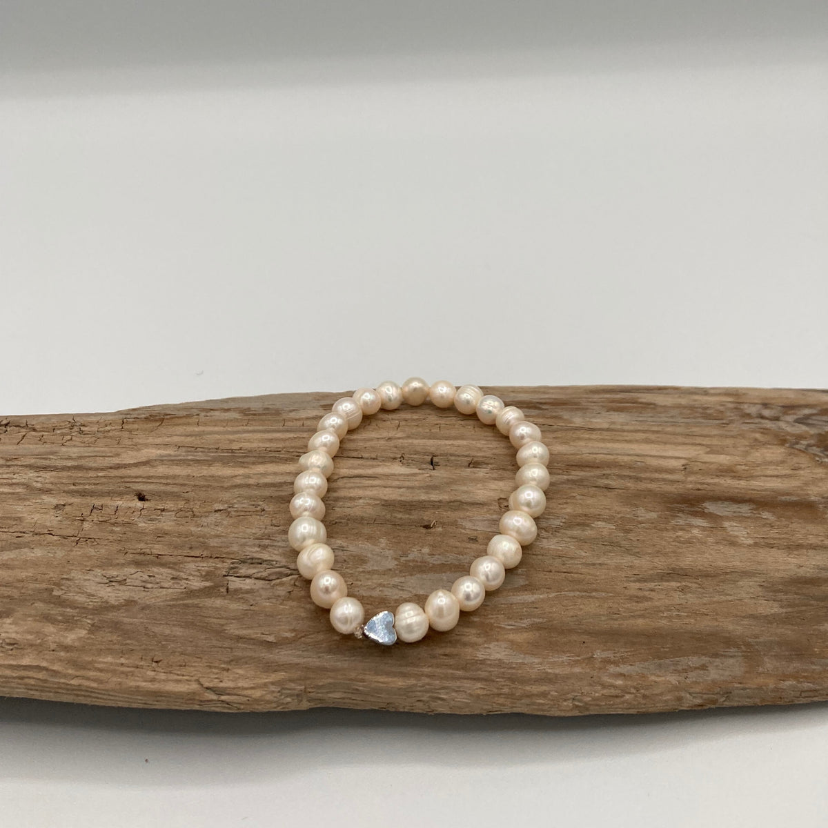 Bracelet de vraies perles d&#39;eau douce blanches avec coeur