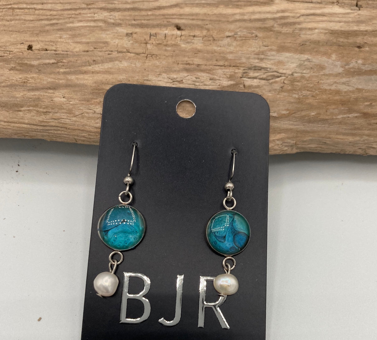 Boucles d&#39;oreilles  BJR bleu turquoise :  acrylique, résine et vraies perles