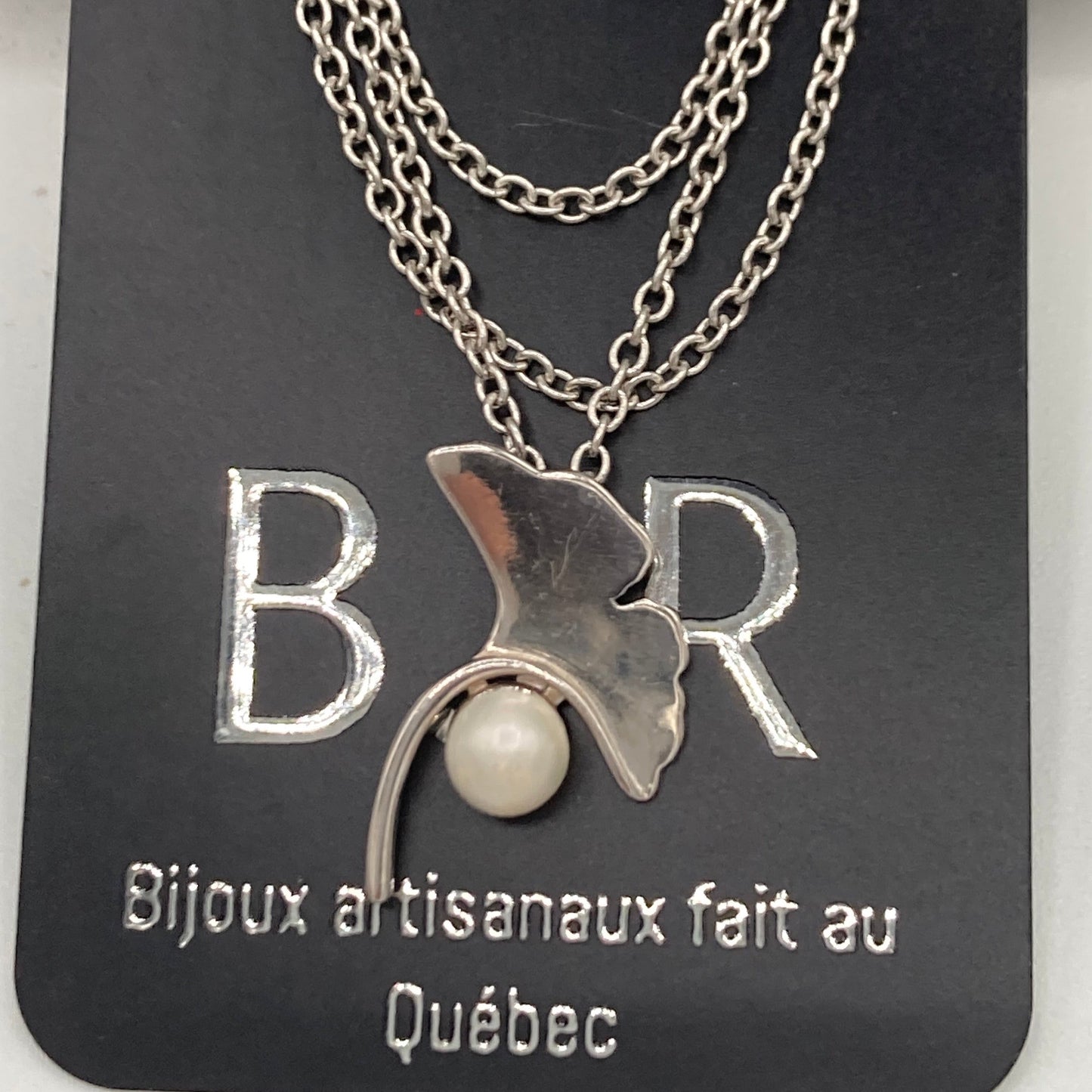 Collier en acier inoxydable avec perle d'eau douce et trèfle à 4 feuilles