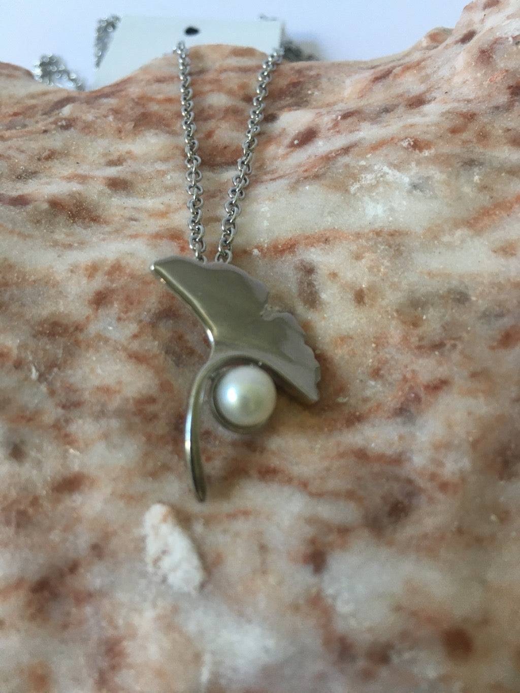 Collier en acier inoxydable avec perle d'eau douce et trèfle à 4 feuilles