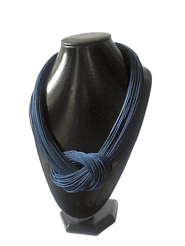 Collier en fil de coton ciré avec un noeud.  Différentes couleurs disponibles.