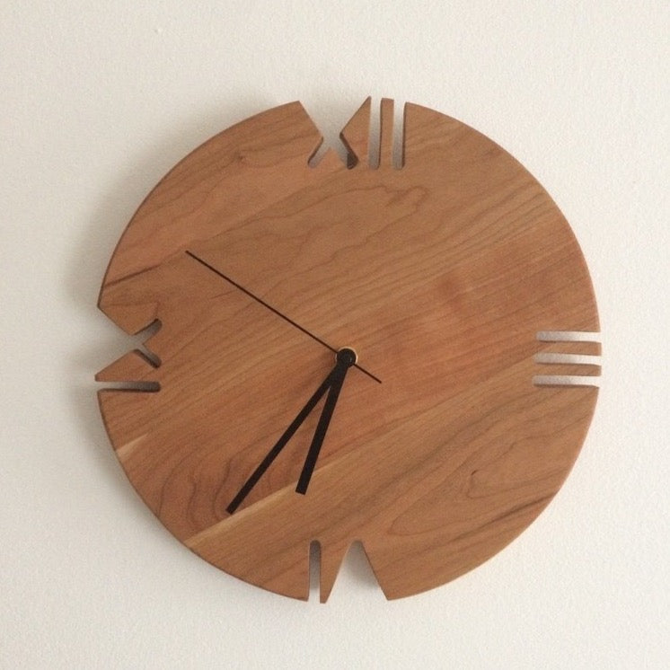 Horloge contemporaine en bois